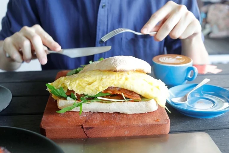 Omelette sandwich served with latte for an authentic Melbourne-style brunch Singapore.